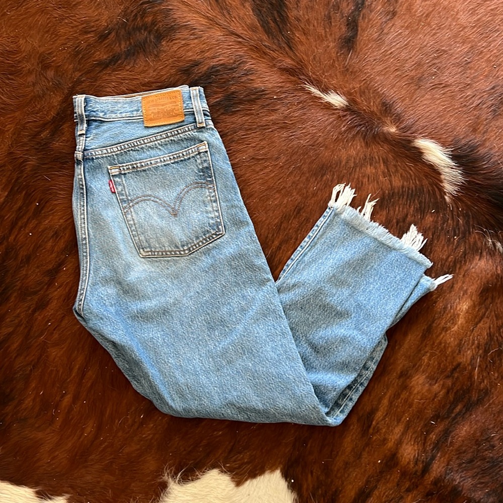 LEVI DISTRESSED DENIM JEANS